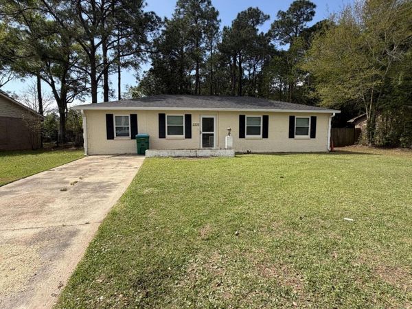 2205 University Street, Gautier, MS 39553