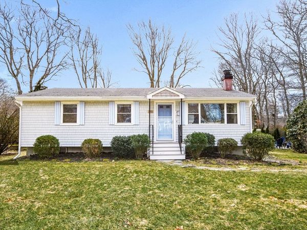 25 Toledo St, Falmouth, MA 02536