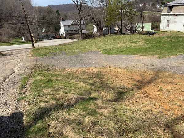 2610 E Finley Dr, Claysville, PA 15323