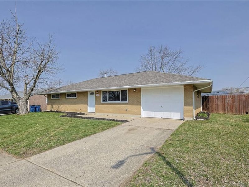 5595 Shady Oak Street, Huber Heights, OH 45424 Photo 2