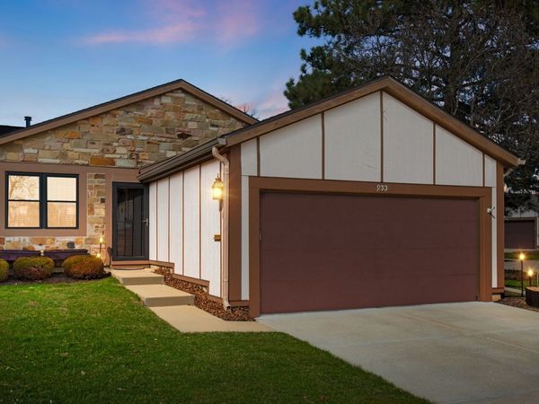 933 Wheaton Oaks Drive , Wheaton, IL 60187