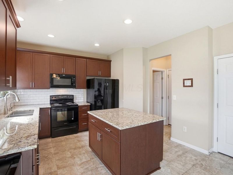 26 Burroughs Drive, Ashville, OH 43103 Photo 9