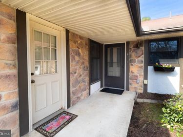 8 ABBEY COURT, CARLISLE, PA 17015