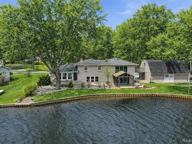 5370 Edgelake Drive, Hamburg Twp, MI 48169