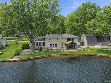 5370 Edgelake Drive, Hamburg Twp, MI 48169