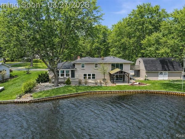 5370 Edgelake Drive, Hamburg Twp, MI 48169
