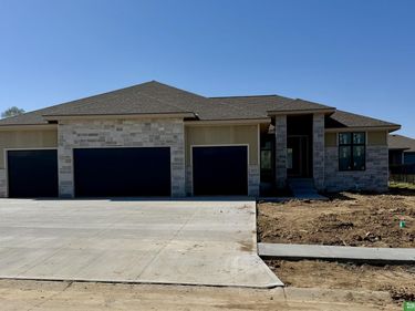 9815 Cumberland Drive, Papillion, NE 68046