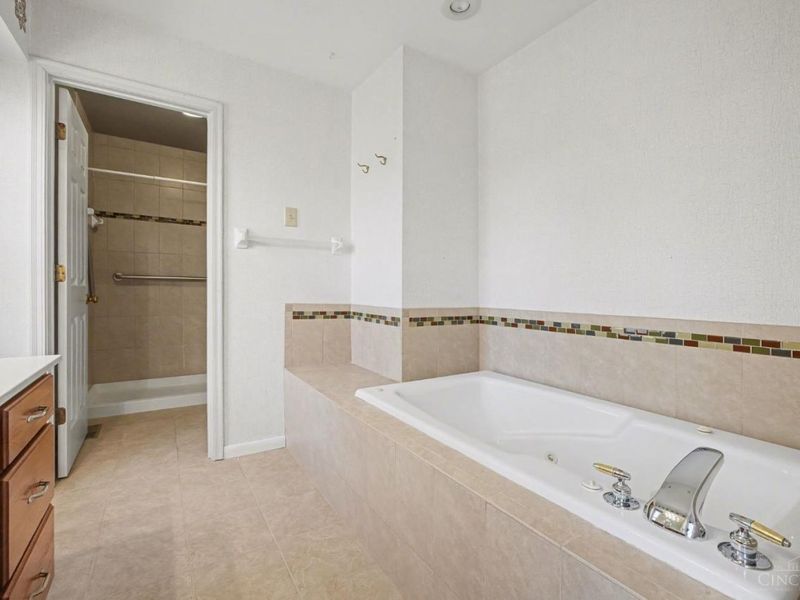 7854 Surreywood Drive, Miami Twp, OH 45052 Photo 15