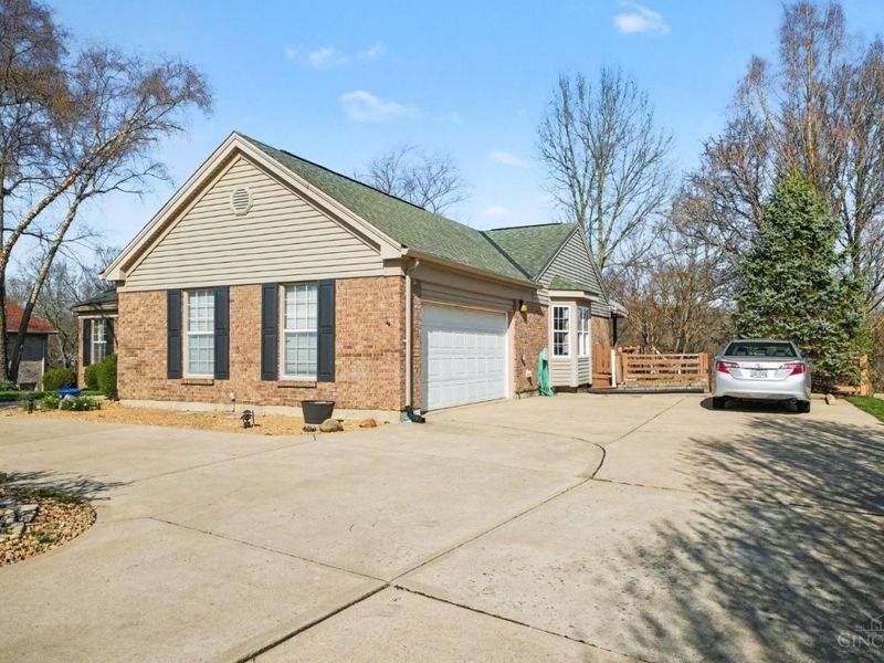 7854 Surreywood Drive, Miami Twp, OH 45052 Photo 2