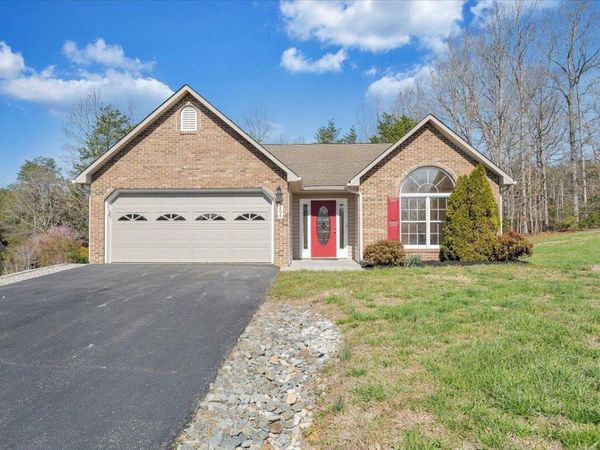 204 Montgomery Farms AVE, Moneta, VA 24121