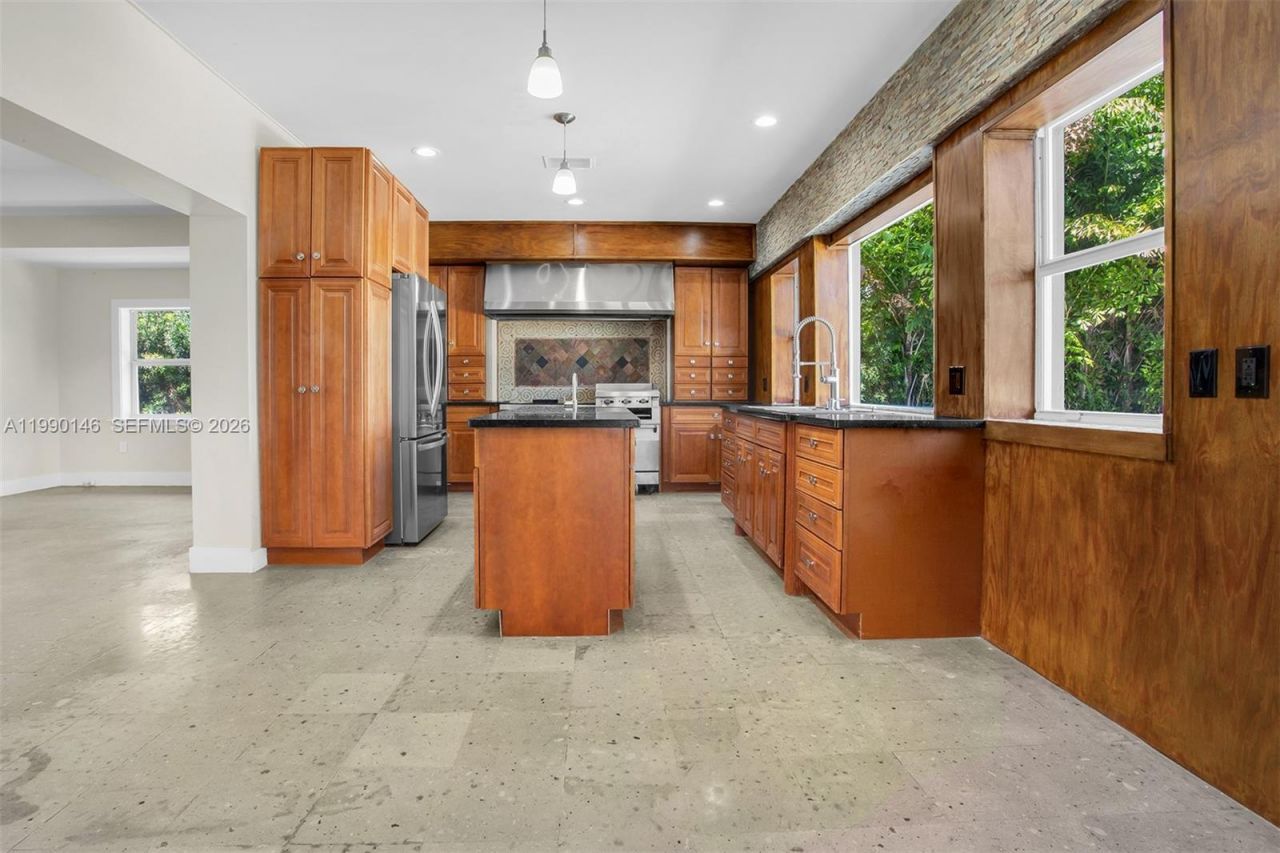 545 S Shore Dr, Miami Beach, FL 33141 Photo