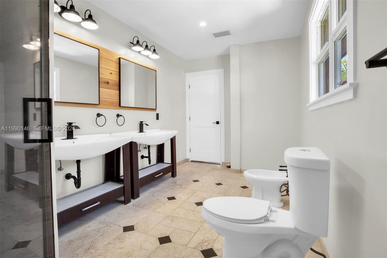 545 S Shore Dr , Miami Beach, FL 33141 Photo