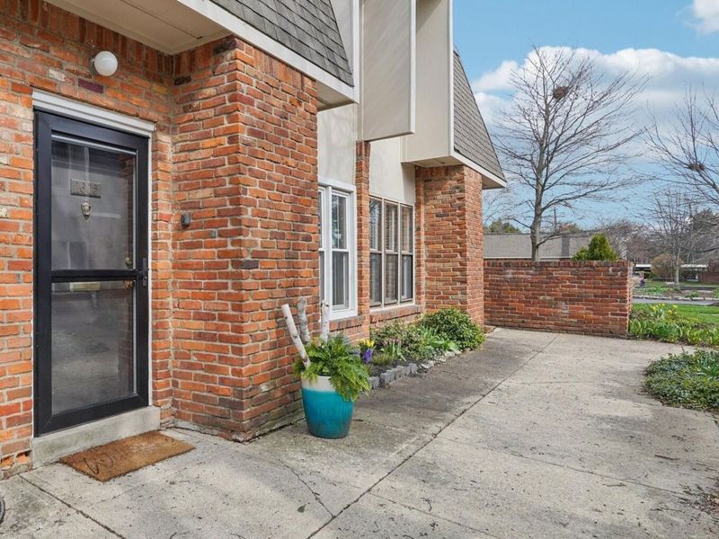 1605 Lafayette Drive, Columbus, OH 43220 Photo 2