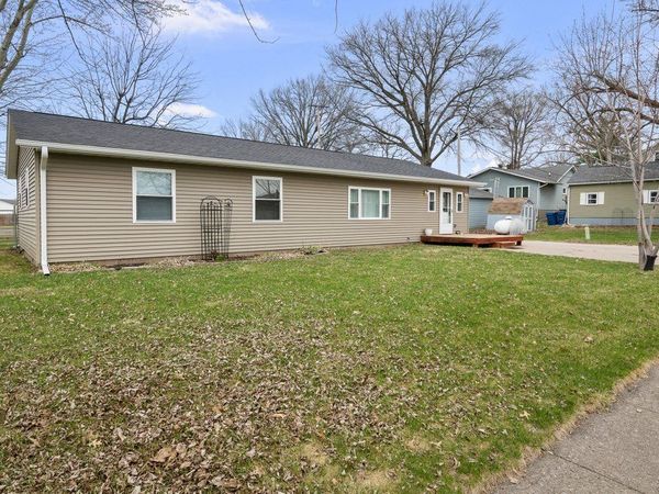 104 2nd St Court , Donahue, IA 52746