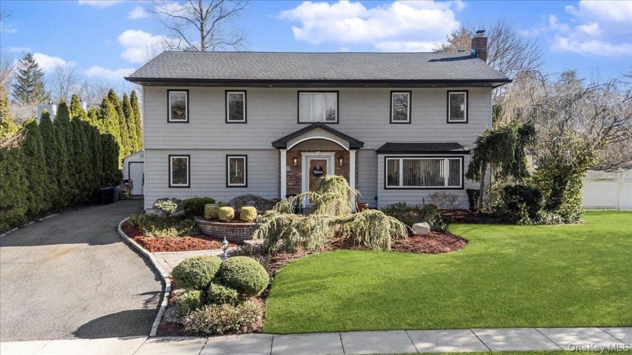 98 Barry Lane, Syosset, NY 11791 Main Photo