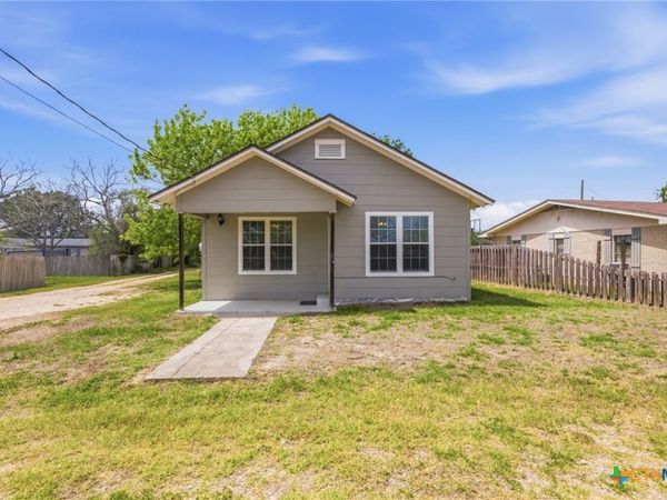 1406 N Clinton Street , Cuero, TX 77954