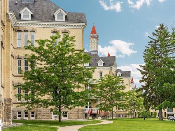 800 Cottageview Drive, Unit 201, Traverse City, MI 49684