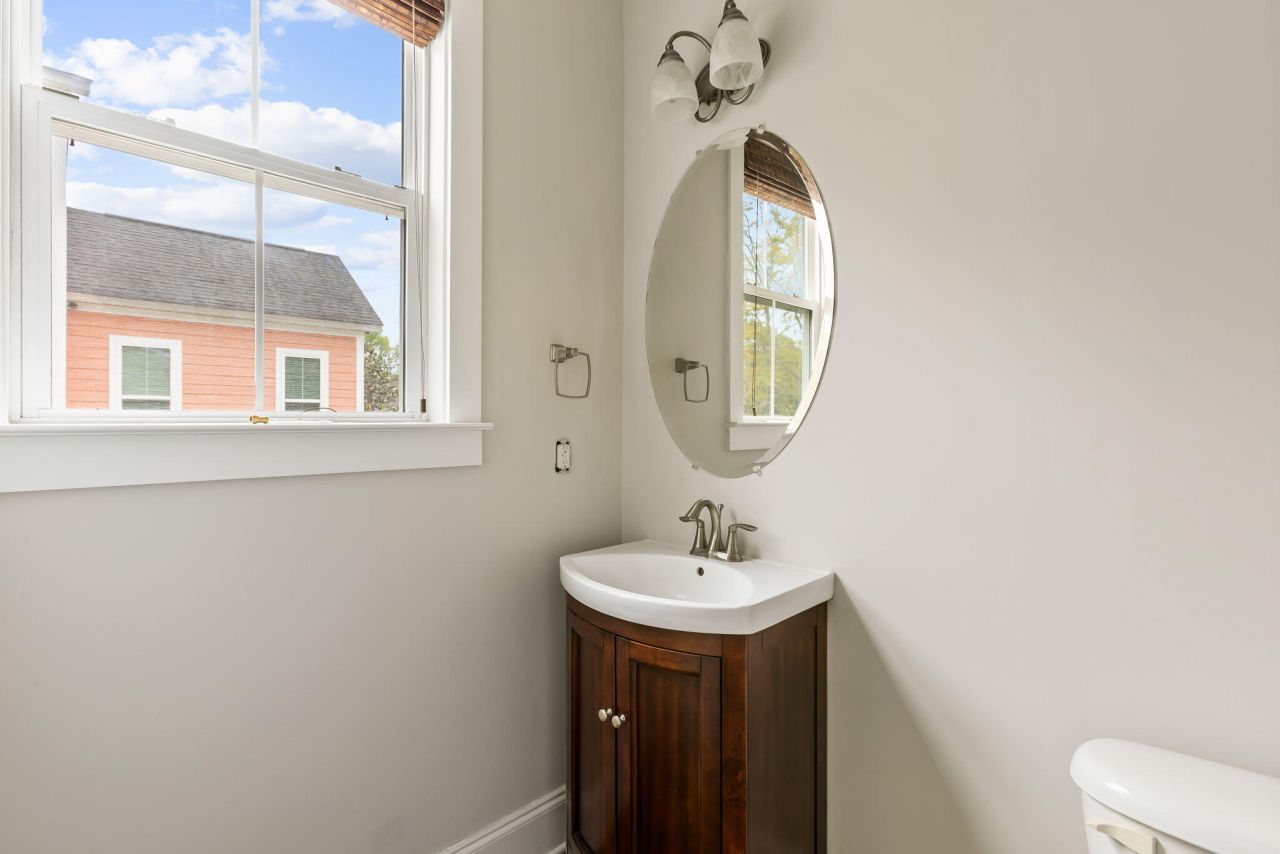 835 Hale Street Photo 16