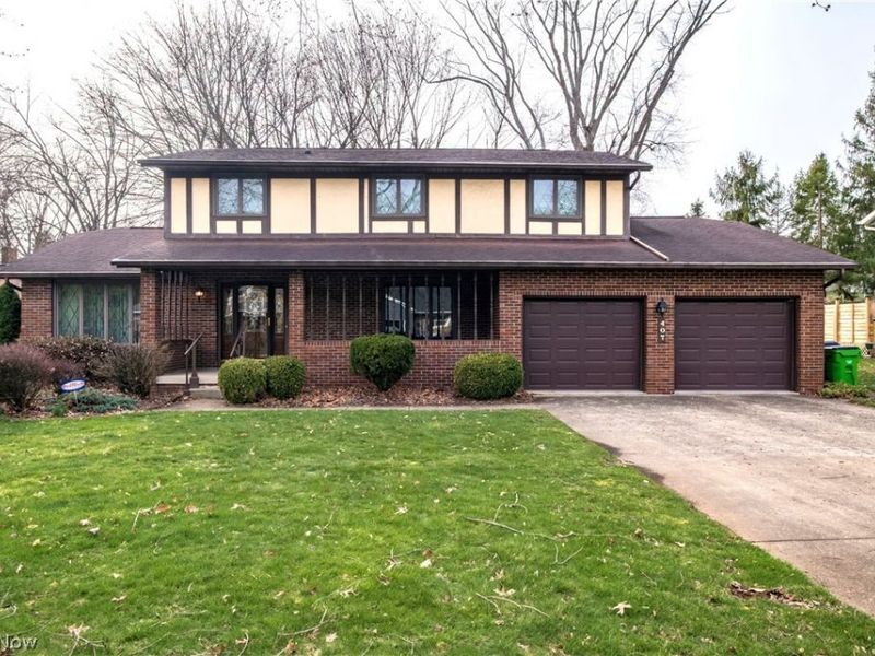 407 Eastbury Avenue NE, North Canton, OH 44720 Photo 2