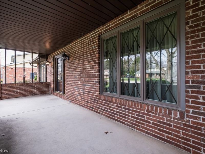 407 Eastbury Avenue NE, North Canton, OH 44720 Photo 4