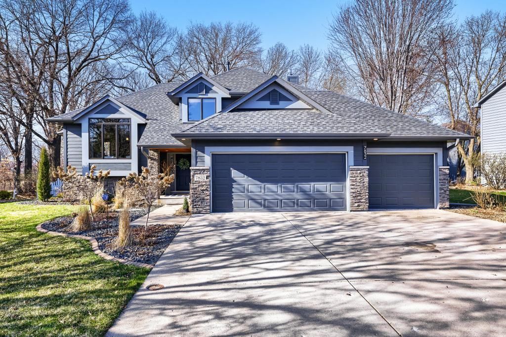 7832 18th Street N, Oakdale, MN 55128