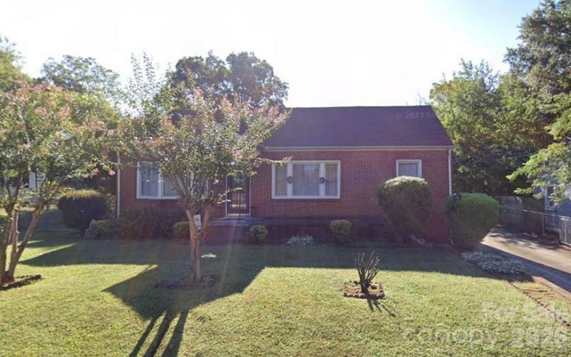 1050 3rd Street Drive Ne, Hickory, NC 28601 Main Photo