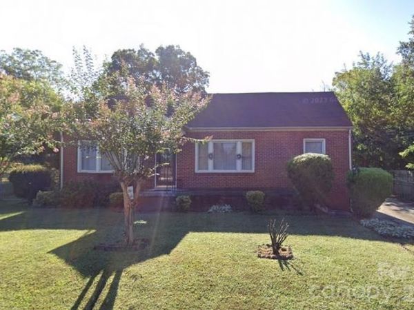 1050 3rd Street Drive NE, Hickory, NC 28601