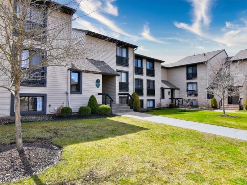 6270 Greenwood, Unit 302, Sagamore Hills, OH 44067 Photo 2