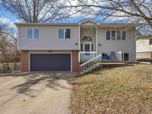 1482 WESTVIEW DR, Coralville, IA 52241