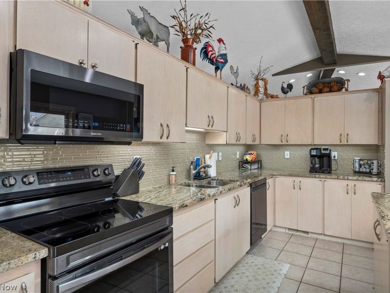 33017 Hidden Hollow Court, North Ridgeville, OH 44039 Photo 13