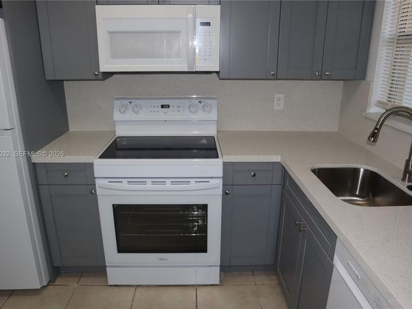 8500 Sunrise Lakes Blvd, Unit 111, Sunrise, FL 33322