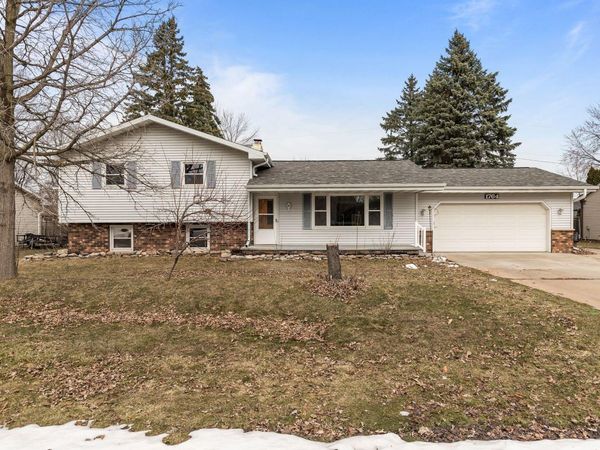 1764 Oakridge Ct, Fox Crossing, WI 54952