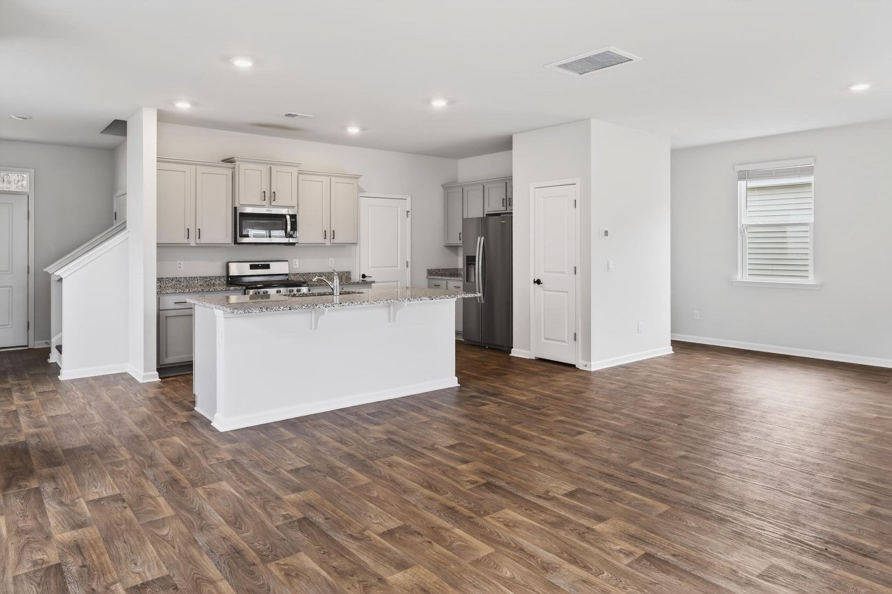 104 Cloverleaf Street Photo 10