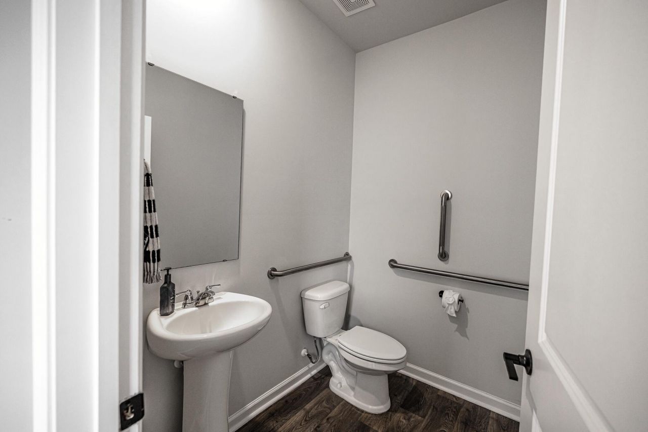 104 Cloverleaf Street Photo 15