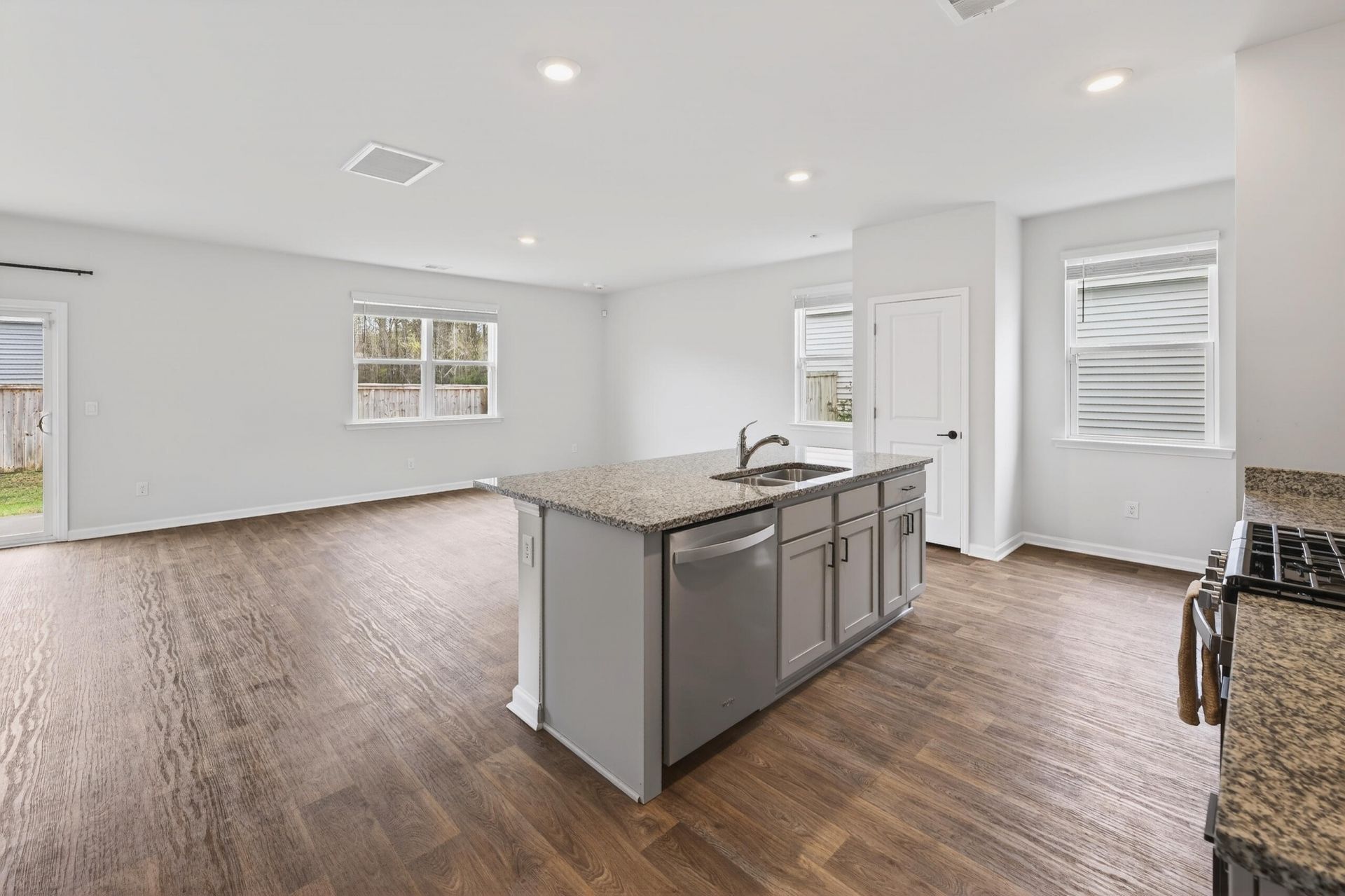 104 Cloverleaf Street Photo 17