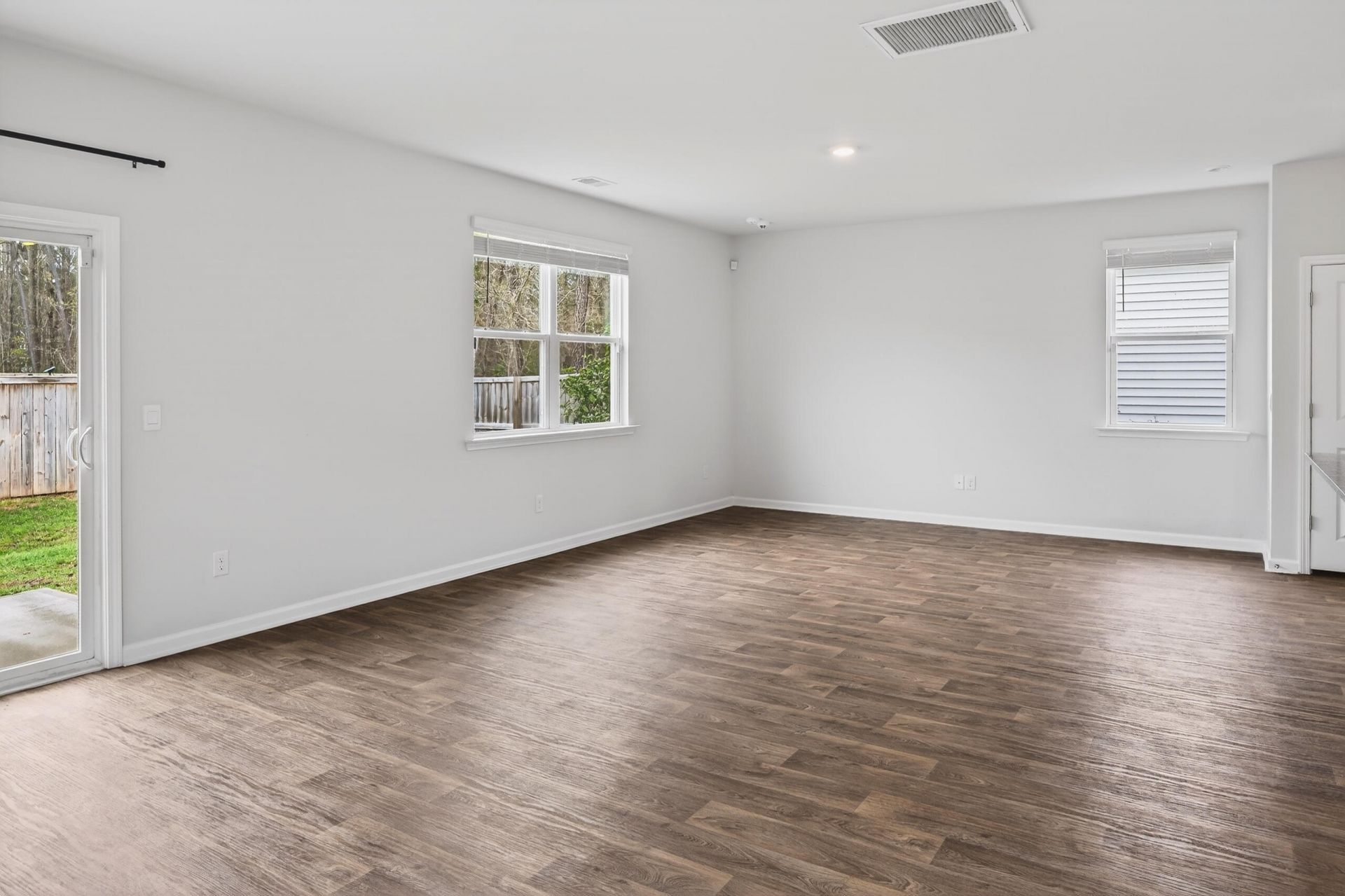 104 Cloverleaf Street Photo 18