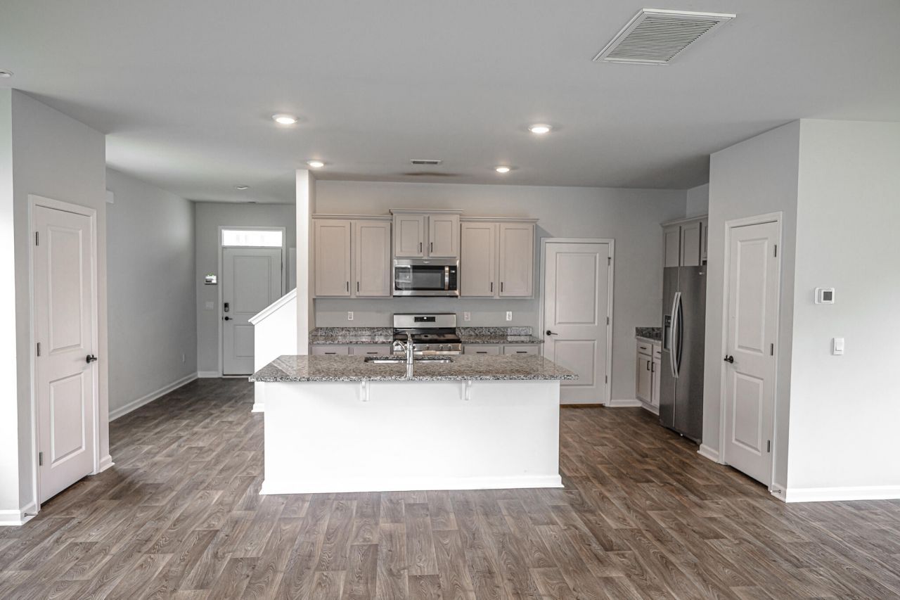 104 Cloverleaf Street Photo 23