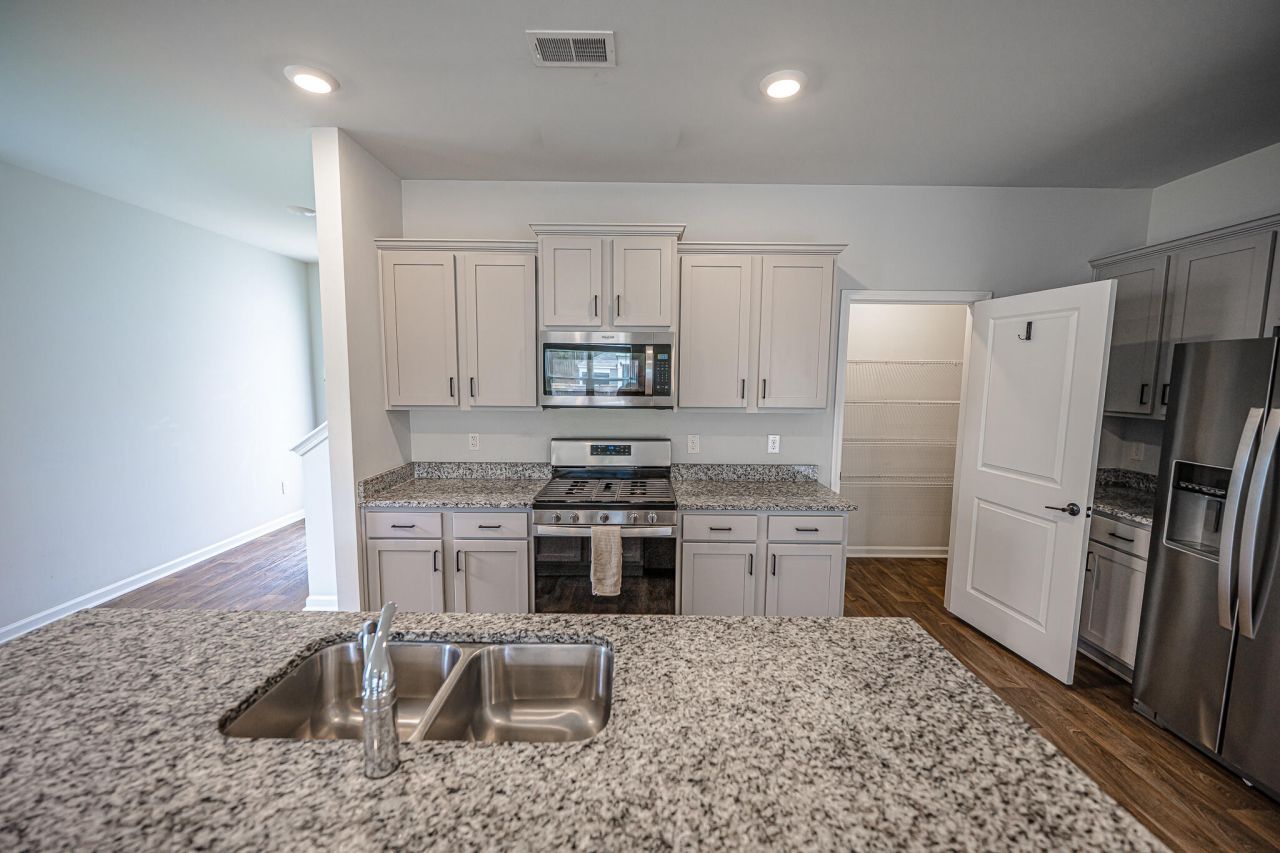 104 Cloverleaf Street Photo 28