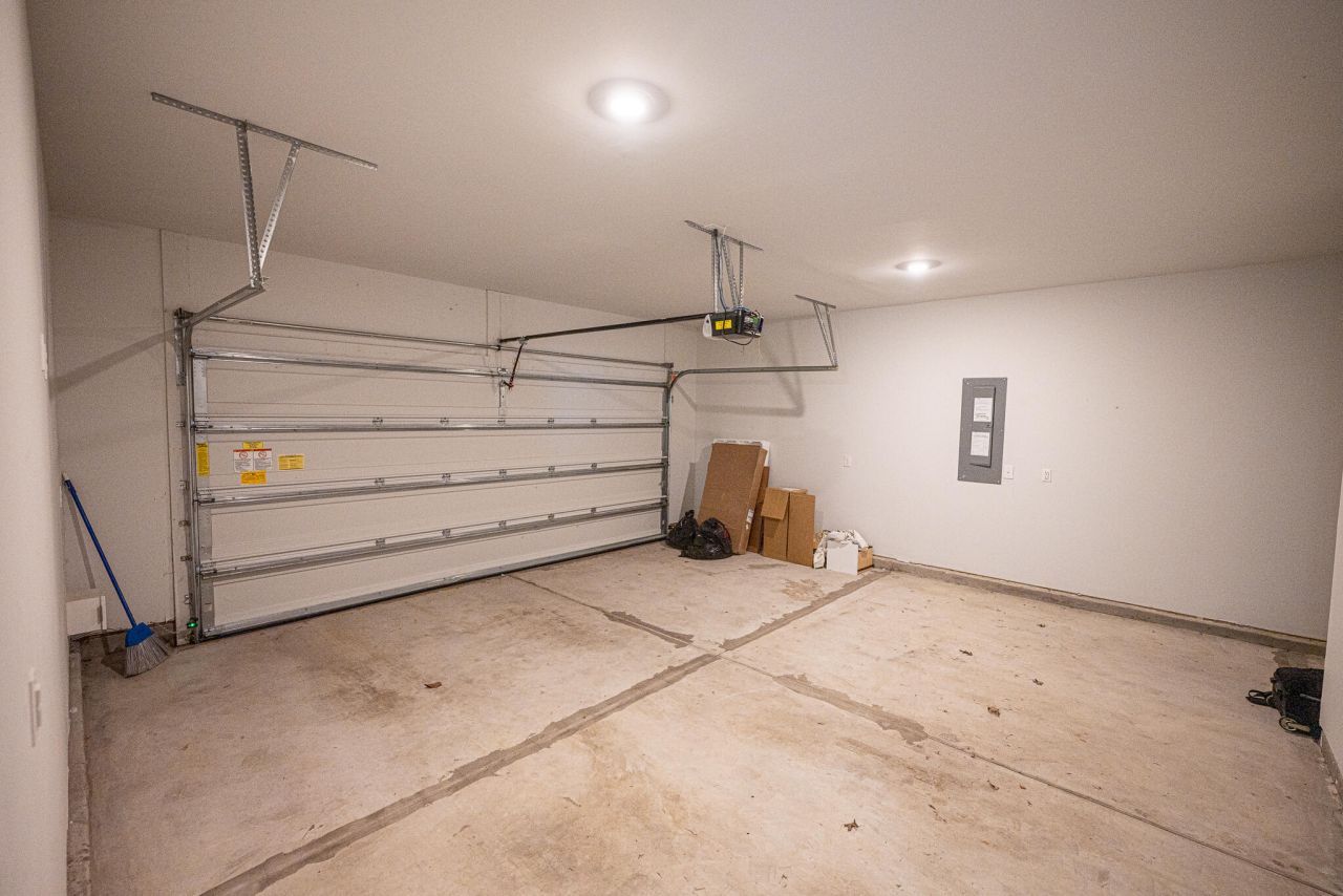 104 Cloverleaf Street Photo 29