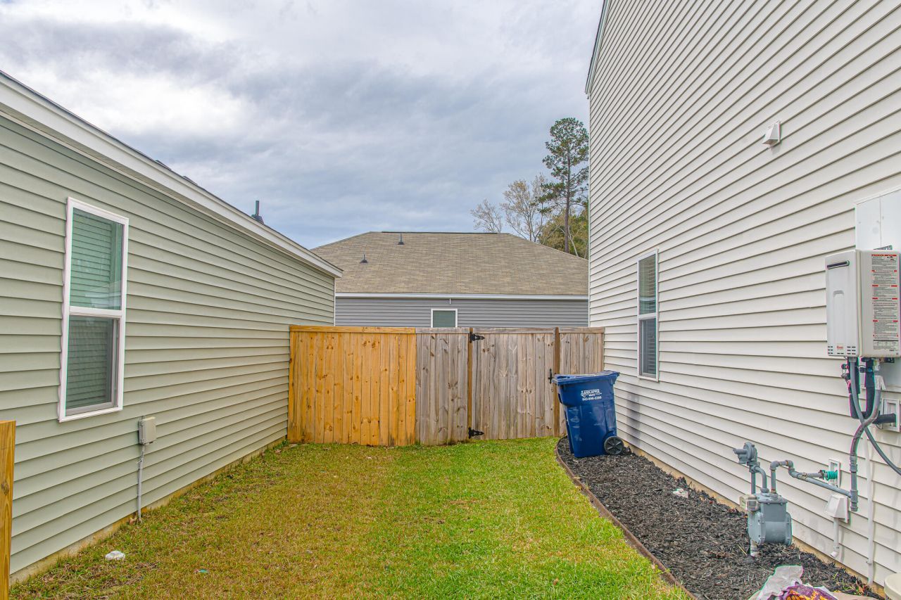 104 Cloverleaf Street Photo 34