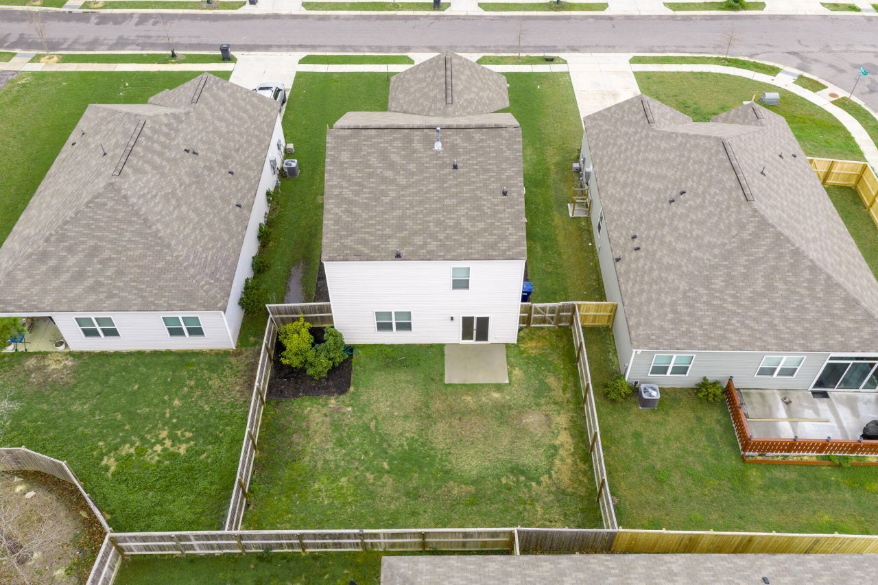 104 Cloverleaf Street Photo 4