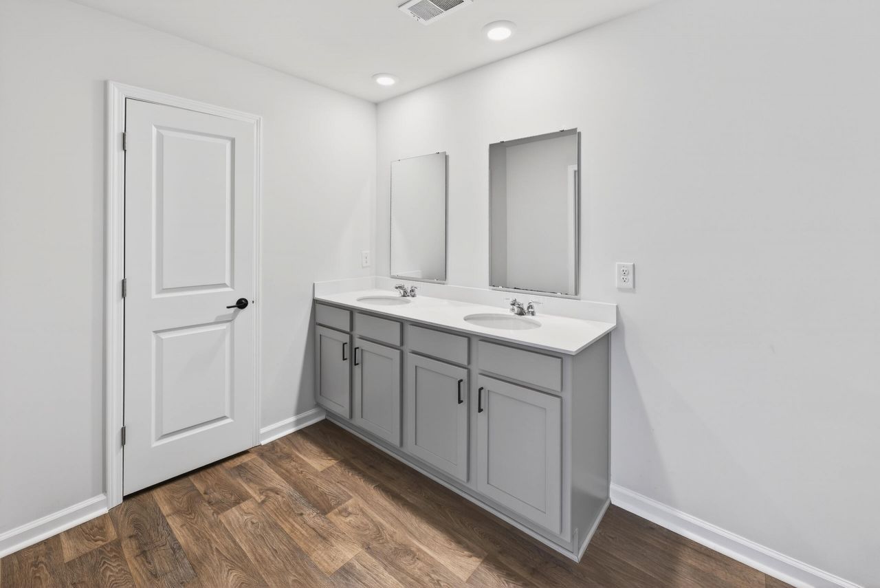 104 Cloverleaf Street Photo 46