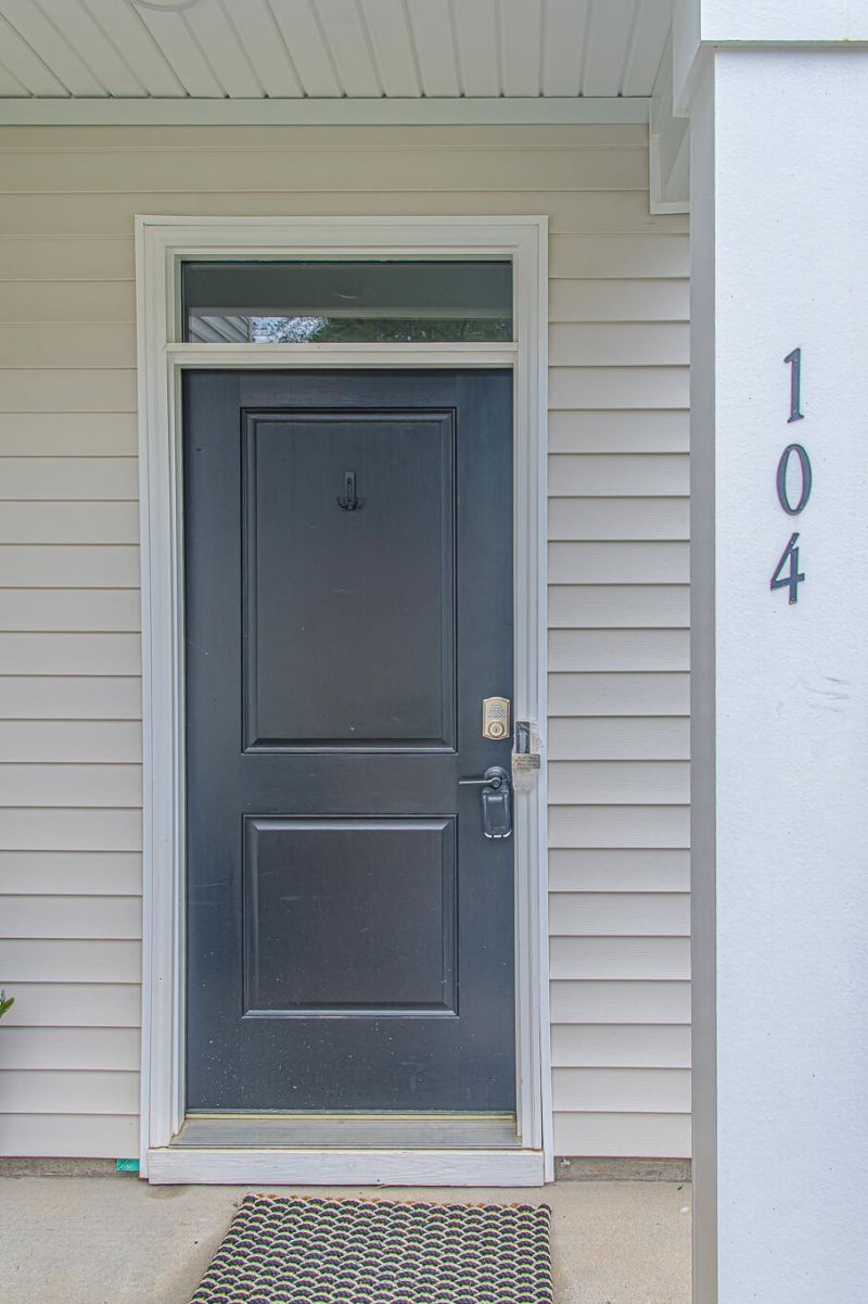 104 Cloverleaf Street Photo 8