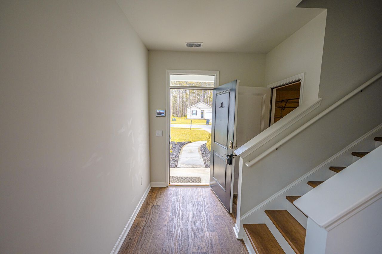 104 Cloverleaf Street Photo 9