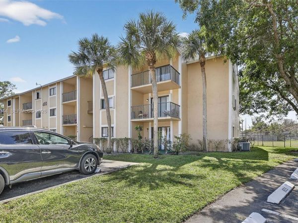 400 W Palm Cir W , Unit 306, Pembroke Pines, FL 33025