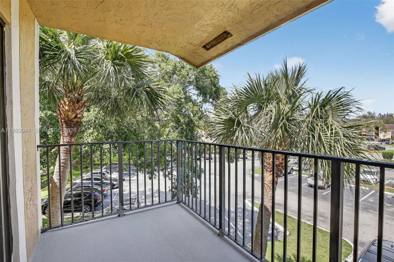 400 W Palm Cir W , Unit 306, Pembroke Pines, FL 33025 Photo