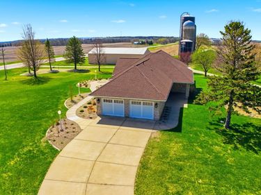 2068 Millersburg Blvd W, Dundas, MN 55019