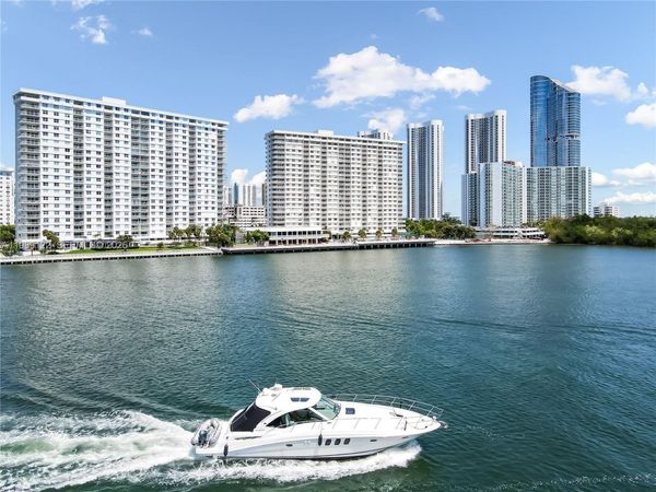 300 Bayview Dr, Unit 307, Sunny Isles Beach, FL 33160