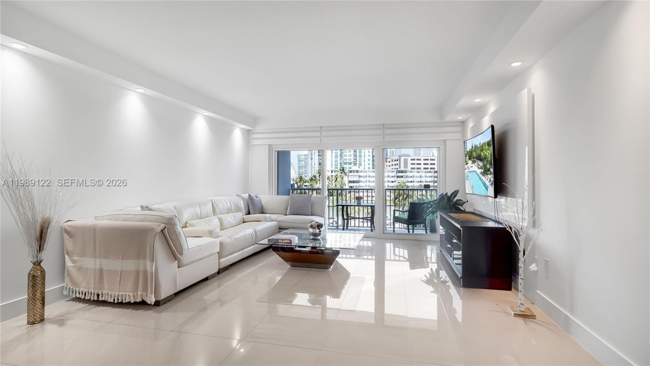 300 Bayview Dr, Unit 307, Sunny Isles Beach, FL 33160 Photo