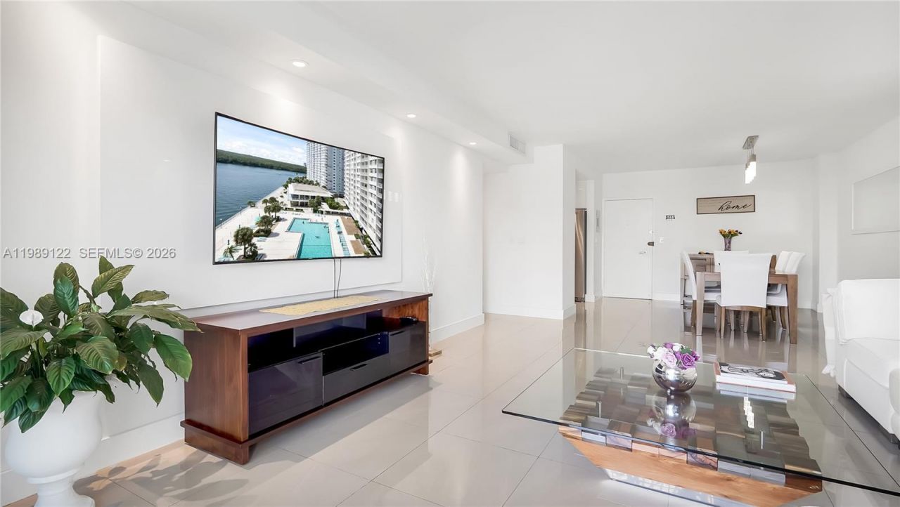 300 Bayview Dr , Unit 307, Sunny Isles Beach, FL 33160 Photo